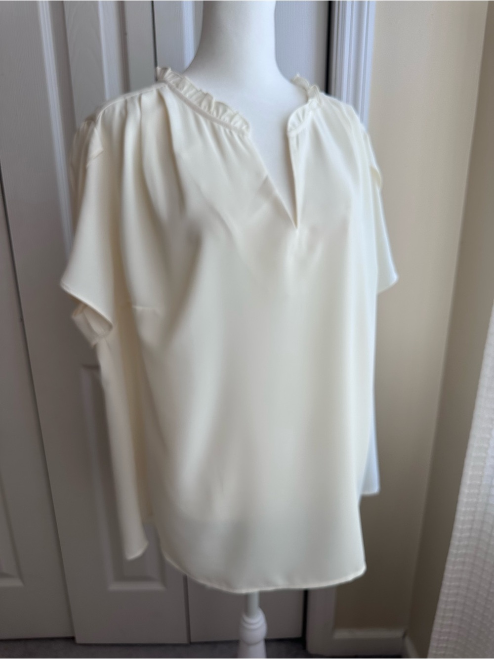 41 Hawthorn Soft Cream Ruffle-Trim Split Neck Blouse *NWT*